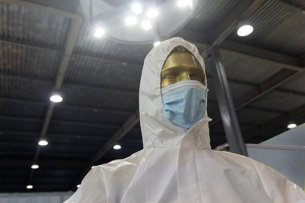 Manequim com máscara protetora e equipamento anti-químico e antibacteriano. Medicina e Pesquisa
 - Foto, Imagem
