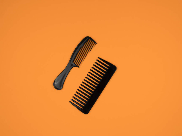 Аксесуари перукарів зачісуються на помаранчевому тлі. Умілий майстер перукаря. - Фото, зображення