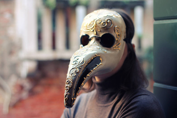 Fiatal nő velencei kézműves pestis orvos maszkot közelről. Velence, Olaszország. - Fotó, kép