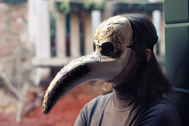 ヴェネツィアの手作りペスト医師マスクの若い女性が閉じます。ヴェネツィア、イタリア. - 写真・画像