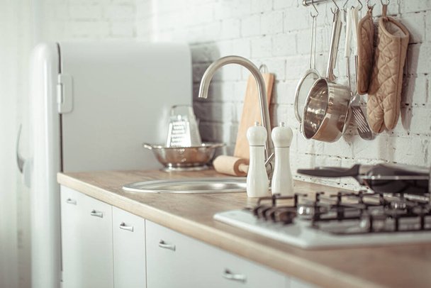 Moderno interno cucina scandinava elegante con accessori da cucina. Luminosa cucina bianca con articoli per la casa
 . - Foto, immagini