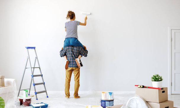 Anonimowy szczęśliwy para zrobić remont i malowanie ściany w hom - Zdjęcie, obraz