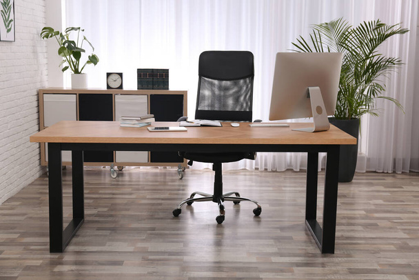 Director's office with large wooden table. Interior design - Fotoğraf, Görsel