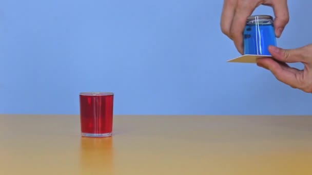 Fysiek experiment, kleurwater in glazen en mengen - Video