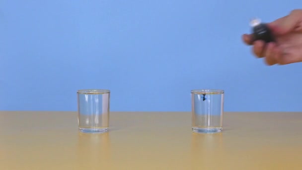 Experimento físico, coloración de agua en vasos y mezcla
 - Metraje, vídeo