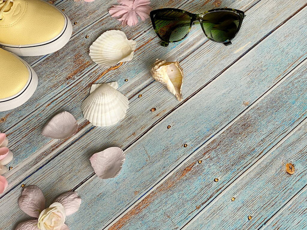 zapatos de las mujeres, relajarse zapatillas de deporte de tiempo zapatos amarillos, gafas de sol, concha marina y flores sobre fondo rosa azul, accesorios de ropa de verano vibraciones texto letras
  - Foto, imagen
