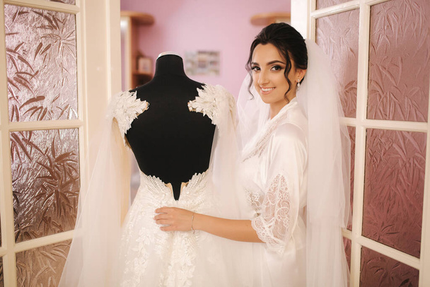 Retrato da bela noiva stand by vestido de noiva na parte da manhã
 - Foto, Imagem