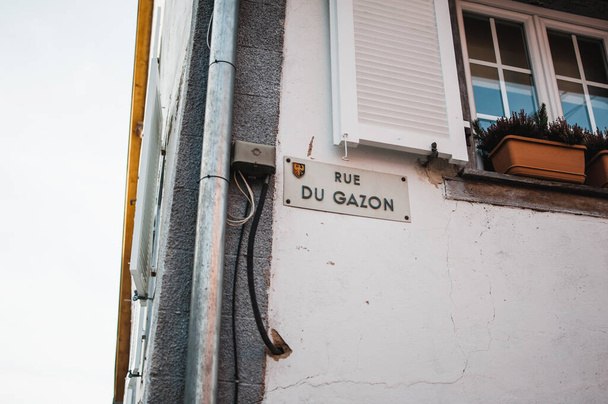 Französische Straße Rue du Gazon am alten Vintage-Haus - Foto, Bild