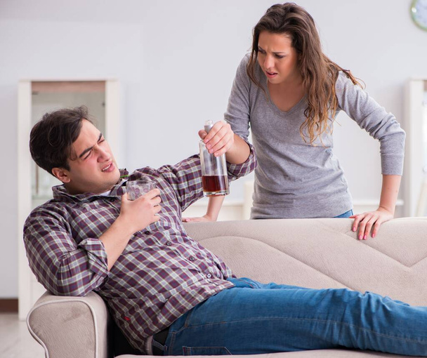 Πρόβλημα με το ποτό Μεθυσμένος άντρας σε μια νεαρή οικογένεια - Φωτογραφία, εικόνα