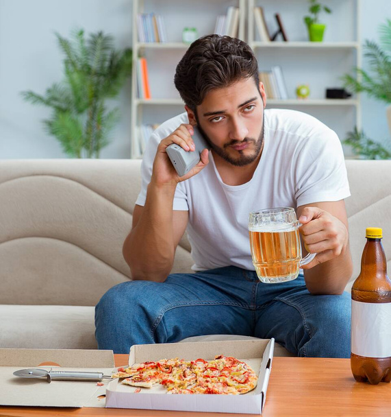 Uomo mangiare pizza avendo un take away a casa rilassante riposo - Foto, immagini
