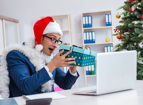 Empresario celebrando vacaciones de Navidad en la oficina - Foto, Imagen