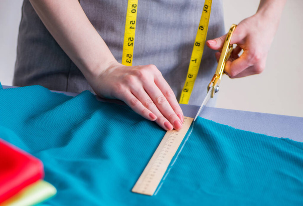 sarto donna che lavora su un abbigliamento cucitura misura fa - Foto, immagini