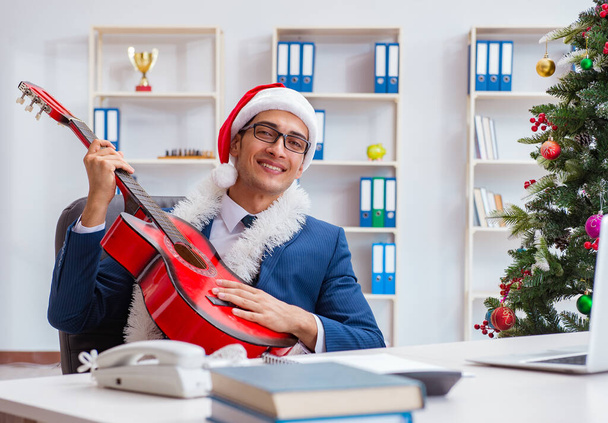 İş adamı Noel tatilini ofiste kutluyor. - Fotoğraf, Görsel