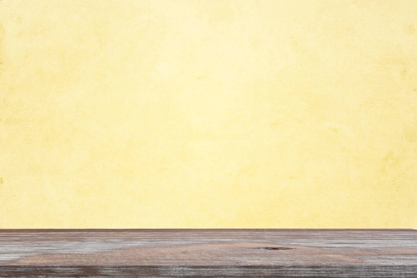 Vacío de mesa de madera sobre fondo pastel amarillo claro. Para la visualización o el diseño de su producto
. - Foto, Imagen