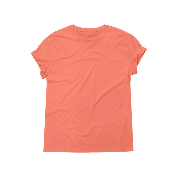 Una camiseta elegante se burlan de color coral vivo para ayudarle a mostrar sus diseños como un diseñador gráfico profesional
  - Foto, imagen