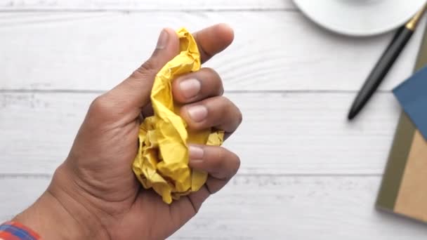 zár a gyűrött papírgolyó személyesen kezében  - Felvétel, videó