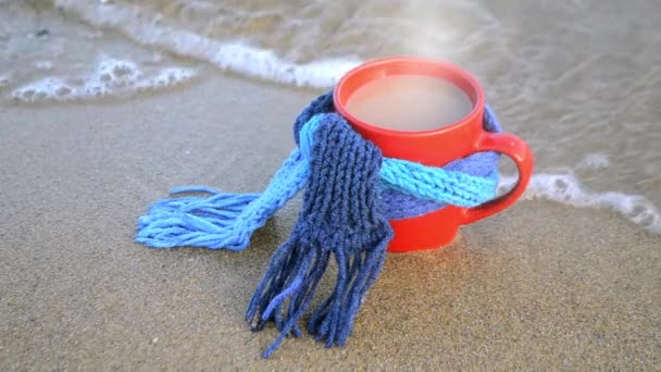 Xícara vermelha com café quente e chá a vapor, amarrado com cachecol de malha azul
 - Filmagem, Vídeo