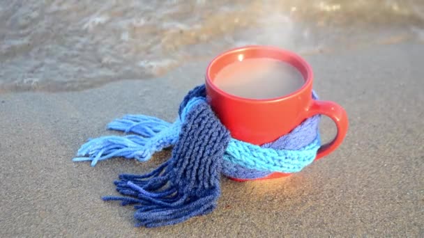Xícara vermelha com café quente e chá a vapor, amarrado com cachecol de malha azul
 - Filmagem, Vídeo