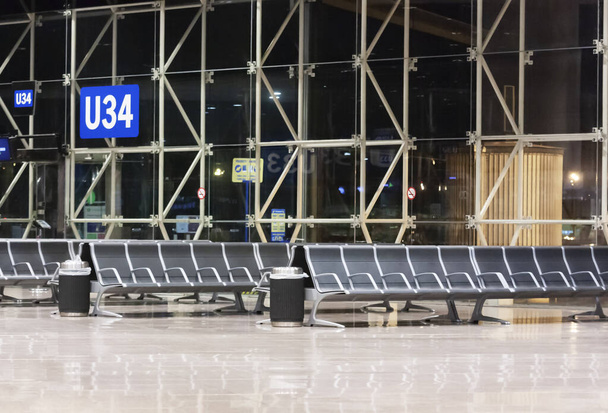 Salle de départ vide à l'aéroport la nuit
 - Photo, image