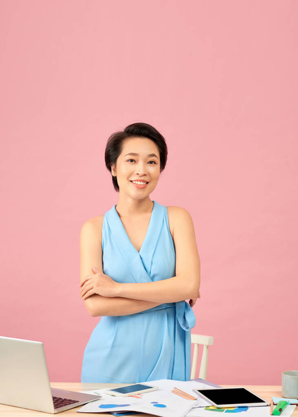 Freelancer feminina asiática confiante em sua mesa de trabalho - Foto, Imagem