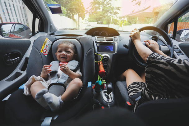 äiti ja poika ajaa road trip perhe matkustaa onnellinen loma päivä, söpö vauva poika istuu turvavyö lukko suojaa
 - Valokuva, kuva