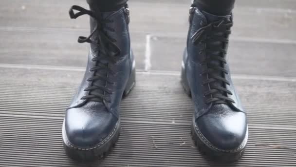 Frauenbeine in Armeestiefeln rollen von Fuß zu Fuß - Filmmaterial, Video