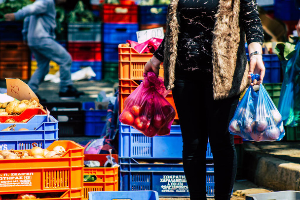 Limassol Ciprus Március 14, 2020 Nézet egy azonosítatlan emberek vásárol a piacon Limassol reggel - Fotó, kép