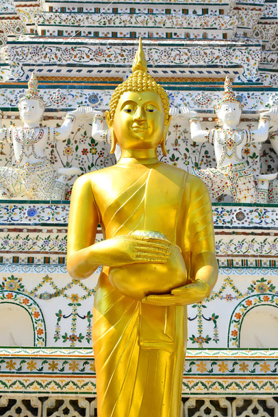 BANGKOK, TH - DEC. 12: Wat Arun buddha pagoda statue on December 12, 2016 in Bangkok, Thailand. Wat Arun or Temple of Dawn is a Buddhist temple in Bangkok, Thailand. - Φωτογραφία, εικόνα