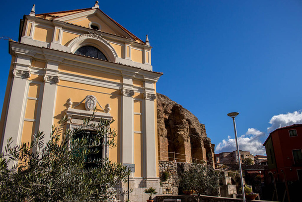 ローマ劇場近くのサンタ・マリア教会、ベネヴェントの古代ローマの建物 - 写真・画像
