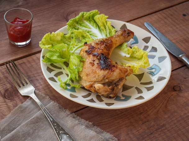Ελαφρύ πρωινό με ψητό κοτόπουλο και Πεκίνο λάχανο, κέτσαπ και τραπέζι vivka. Σύνθεση σε ξύλινο δίσκο - Φωτογραφία, εικόνα