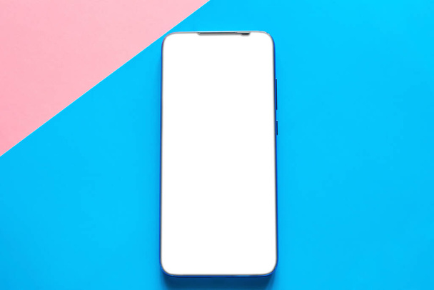 telefone celular em um fundo colorido com uma tela branca em branco. smartphone com lugar para mockup de texto
 - Foto, Imagem