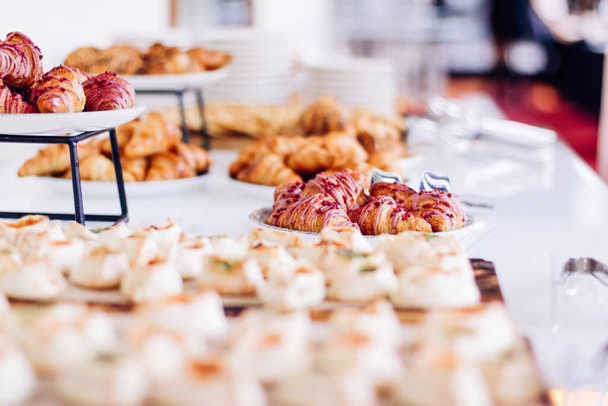 チャリティーイベントで提供されるペストリービュッフェ、甘い食べ物とデザートテーブル - 写真・画像