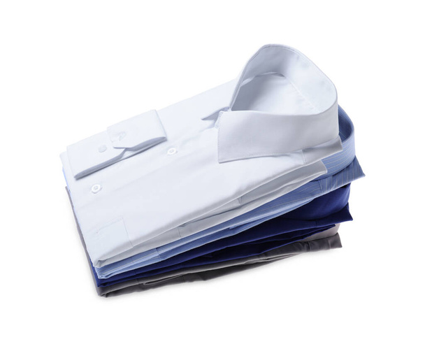 Στοίβα από κομψά πουκάμισα που απομονώνονται σε λευκό. Υπηρεσία στεγνού καθαρισμού - Φωτογραφία, εικόνα