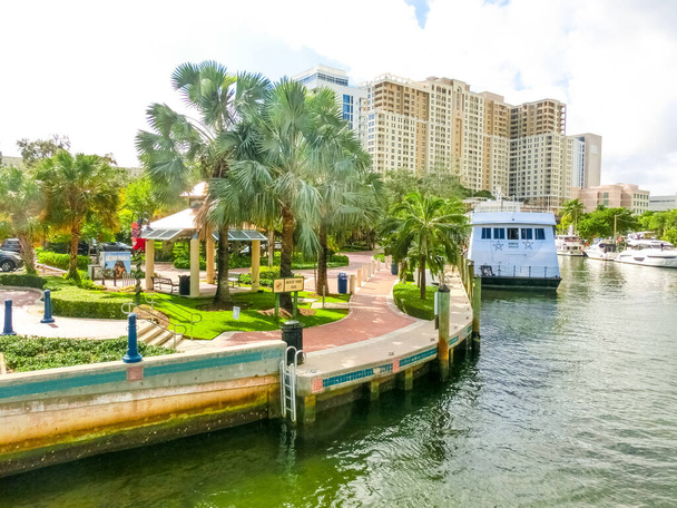 Fort Lauderdale - 1 dicembre 2019: Cityscape of Ft. Lauderdale, Florida mostra la spiaggia, yacht e condomini
 - Foto, immagini