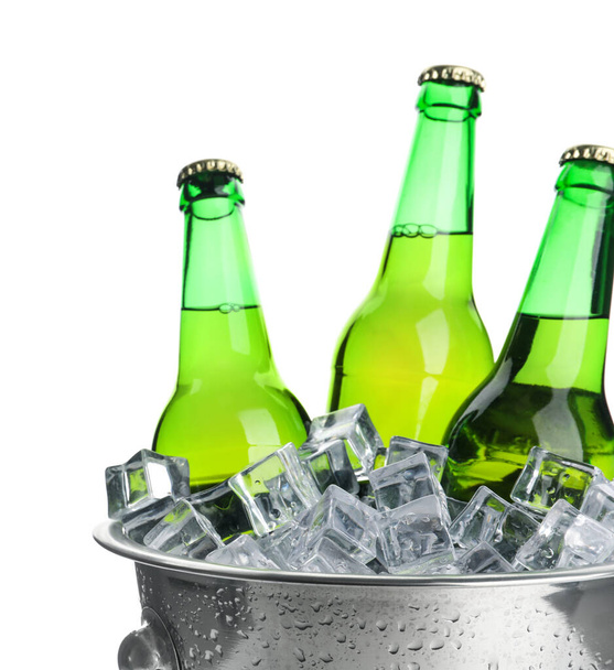 Metalleimer mit Bierflaschen und Eiswürfeln isoliert auf weiß - Foto, Bild