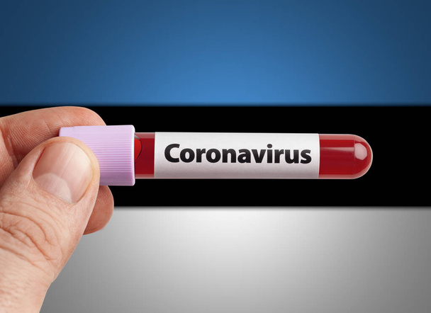 Επιστήμονας που κρατά μολυσμένο αίμα από τον ιό Coronavirus σε δοκιμαστικό σωλήνα μπροστά από τη σημαία της Εσθονίας. Πανδημία λοίμωξη Covid-19 σε χώρες με παγκόσμια αντίληψη. - Φωτογραφία, εικόνα