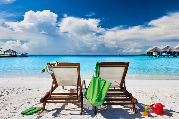 Playa tropical con tumbonas en Maldivas
 - Foto, Imagen