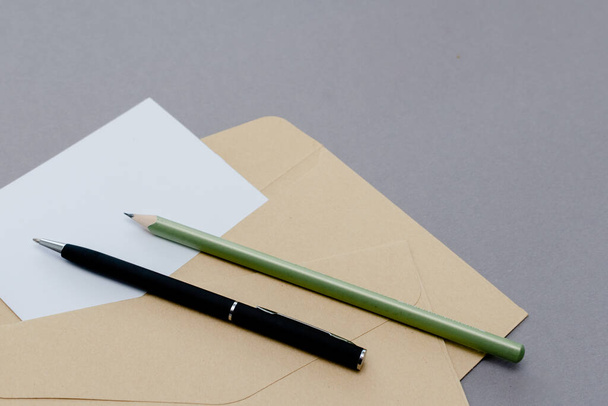 Стационарная концепция, плоский вид сверху Фото карандаша, ручки и блокнота на розовом абстрактном фоне с копировальным пространством, минимальное
 - Фото, изображение