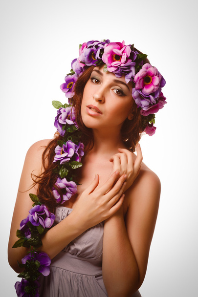 μοντέλο όμορφη γυναίκα κινηματογραφήσεων σε πρώτο πλάνο κεφάλι ομορφιά προσώπου, στεφάνι λουλούδια - Φωτογραφία, εικόνα