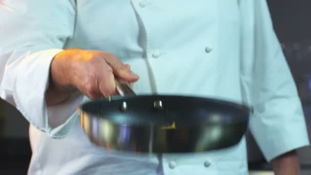Chef draait de kip Schnitzel in pan. Professionele chef. Voedsel van dichtbij. Koken. Kookplaat van de kok. Chef-kok bereidt eten. (Rode Draak Camera, Slow Motion, Cinematic Quality Macro Footage). - Video