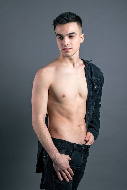 Young serious man posing in studio - Valokuva, kuva