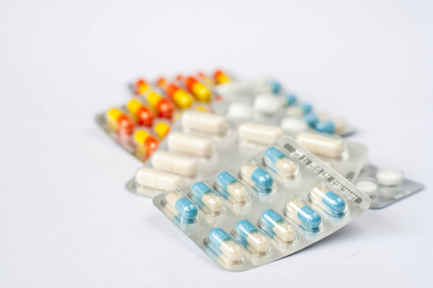 Primo piano colorato pillole capsula antibiotici in blister sfondo farmacia. Resistenza antimicrobica al farmaco. Industria farmaceutica. Sanità globale
. - Foto, immagini