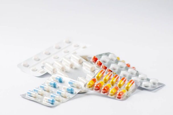 Gros plan antibiotiques colorés capsule pilules en blister fond de pharmacie. Résistance aux antimicrobiens. Industrie pharmaceutique. Soins de santé mondiaux
. - Photo, image