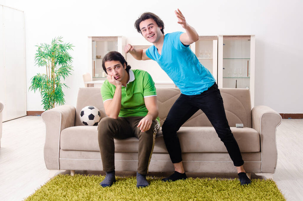 Amici che guardano il calcio a casa
 - Foto, immagini