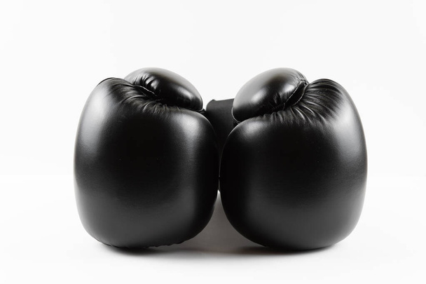Paar schwarze Boxhandschuhe auf weißem Hintergrund. Kopierraum - Foto, Bild