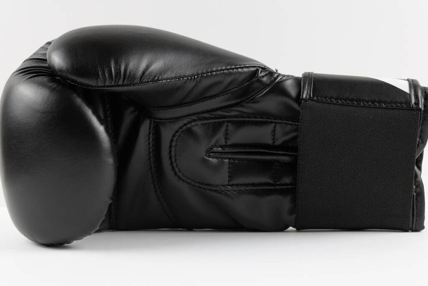 Primer plano de la parte posterior de un guante de boxeo. sobre fondo blanco
 - Foto, Imagen