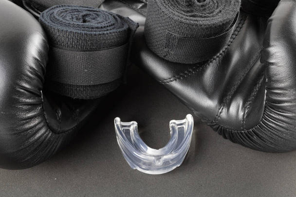 Akcesoria bokserskie - rękawiczki, bandaże, ochraniacze na zęby. wizerunek produktu - Zdjęcie, obraz