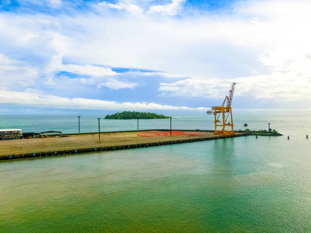 Limon limanı - Kosta Rika limanı. Deniz ve mavi gökyüzü - Fotoğraf, Görsel