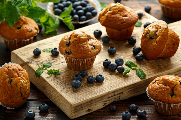 Muffin ai mirtilli, cupcake con menta e bacca su tavola di legno
. - Foto, immagini