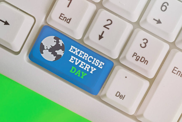Az edzés minden nap című írását bemutató feljegyzés. Üzleti fotóbemutató mozog test energikusan annak érdekében, hogy fitt és egészséges. - Fotó, kép